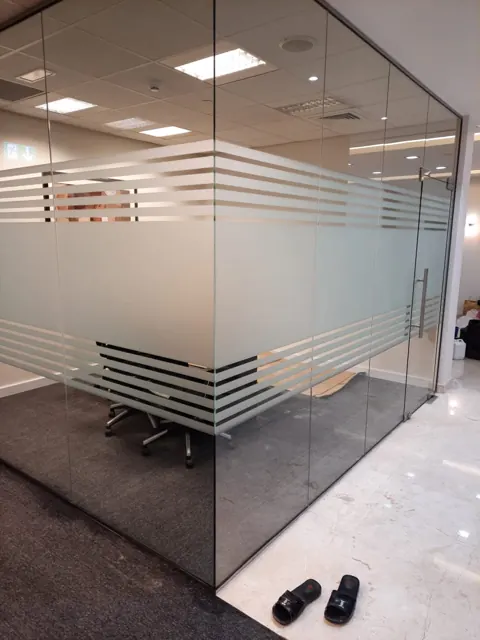 Office glass with privacy bands: Clear meeting-room glazing with a wide frosted band, fine horizontal stripes and a glass door.